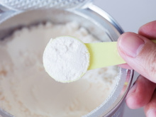 Leite em pó é herói ou vilão da vida saudável? Descubra benefícios e compare com o leite líquido