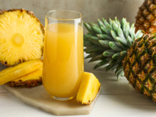 3 sucos com abacaxi que desincham e facilitam a digestão