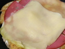 Pizza de pão velho na frigideira