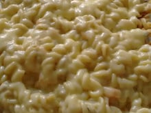 Macarrão com atum ao molho branco e queijo mussarela