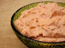 Patê de ricota com tomate seco e manjericão