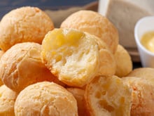 Pão de queijo fácil com receita da vovó para fazer no Dia das Crianças