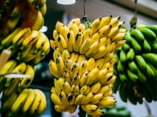 José Luis, vendedor de frutas: "Para evitar que as bananas escureçam rapidamente, não use a fruteira, mas sim um recipiente Tupperware na geladeira."