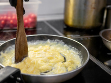 Esse líquido é o segredo para fazer ovos mexidos bem cremosos e macios como um chef de café da manhã