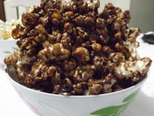 Pipoca caramelizada ao chocolate