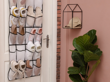 A solução para transformar portas em armários custa muito pouco e pode ser instalada sem furar