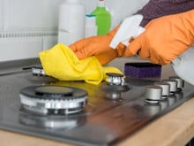 Usei o truque de misturar vinagre branco com água quente para limpar o fogão e ele ficou brilhando: gordura incrustada sai sem esforço e sem usar outros produtos químicos