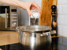 Sua mãe estava errada esse tempo todo: adicionar sal na água do macarrão não ajuda a ferver mais rápido