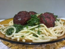 Espaguete alho e óleo com couve e almôndegas