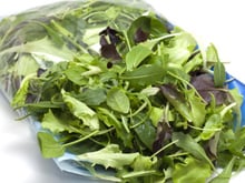 Não coma salada pronta sem antes saber os riscos à saúde! Estudo aponta os perigos