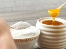 Vale a pena trocar o açúcar pelo mel na dieta? Essa é a opinião dos especialistas e os cuidados com o consumo