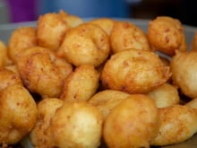 Bolinho de mandioca crocante: esse é o segredo para ficar sequinho e sem rachar durante a fritura