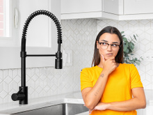 Pense bem antes de colocar uma torneira preta na cozinha: aqui estão os prós e contras ao escolher essa cor