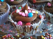 Cupcake de chocolate festeiro (super fácil)