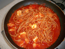 Espaguete ao molho de tomate com mussarela