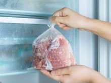 Pare de congelar carne no saco do supermercado! Esse hábito compromete a qualidade do alimento e a sua segurança