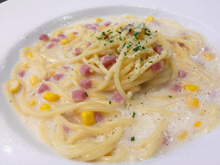 Não sobra um fio de macarrão: espaguete cremoso com bacon e milho é a receita simples que sempre surpreende à mesa