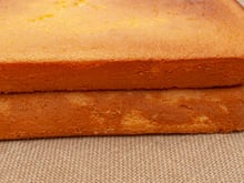 Como fazer um bolo de pão de ló leve e fofo em casa sem que ele desmorone todo? TudoGostoso ensina os truques!