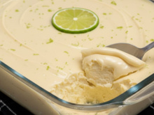 Nem pavê, nem pudim: o bombom de limão na travessa é a sobremesa refrescante que você precisa fazer na ceia este ano