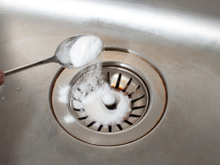 Como desentupir pia: truque com sal vai acabar com esse transtorno na cozinha. Corre aqui!