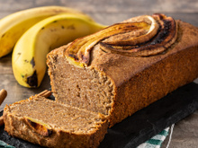 Saudável e rico em fibras, esse bolo fit de banana com aveia e uva-passa foi recomendado pela minha nutricionista