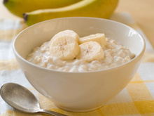 Para ajudar a emagrecer: esse mingau de aveia com banana vai te deixar satisfeito o dia todo!
