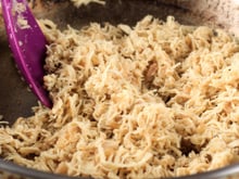 Agora só desfio frango assim: rápido, fácil e sem ficar com o braço doendo de sacudir panela