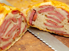 Pegue o que estiver sobrando na sua geladeira para fazer esse pão pizza incrível e transforme no lanche mais gostoso do dia