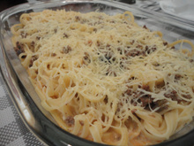 Macarrão com carne moída e queijo