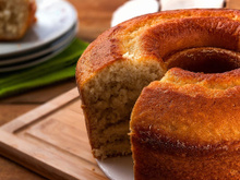 Eu bati tudo no liquidificador e fiz um bolo de banana tão macio que acabou em poucos minutos aqui em casa
