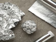 Não jogue fora o papel alumínio usado: 4 truques inteligentes para reutilizá-lo