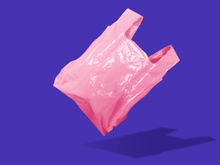 Essa é a melhor maneira de dobrar sacolas plásticas para armazená-las de forma organizada e sem ocupar muito espaço