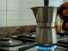 Qual a diferença do café feito na cafeteira italiana? Pode usar café comum? Entenda como funciona no TudoGostoso!