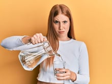 Você bebeu água errado durante toda a sua vida e quem garante é essa urologista