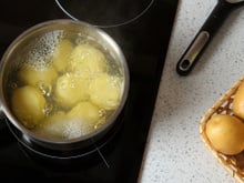Eu despejo água fervente sobre as batatas antes de assá-las: o truque crocante que aprendi no TudoGostoso