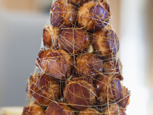 O que é croquembouche? Essa torre de docinhos é uma explosão de sabores e substitui até bolo na França