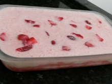 Picolé fruttare de morango na travessa
