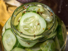 Picles de pepino caseiro: confira a receita prática