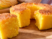 Com um pacote de farinha de milho e ingredientes básicos você faz esse bolo de milharina simples e fofinho de liquidificador