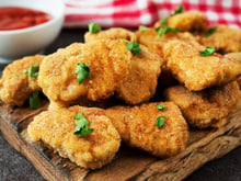 O truque para fazer frango empanado crocante não está no óleo, mas neste ingrediente simples