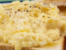 Os cozinheiros concordam: "Para deixar os ovos mexidos cremosos, não adicione mais leite, mas sim 20 gramas de manteiga."