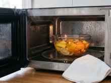 A casca de frutas críticas remove a gordura do micro-ondas em 1 minuto sem precisar de produtos de limpeza!