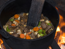 Panela de ferro suja não dá! Aprenda o jeito certo de limpar e conservar o utensílio