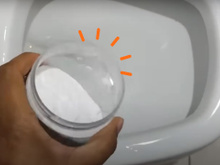 Adeus cheiro de xixi no vaso sanitário um dia depois que você limpa: o segredo é usar esse produto que você nunca pensou em usar na limpeza banheiro