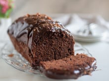 Bolo de chocolate com creme de avelã na air fryer