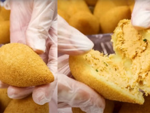 5.500 coxinhas em 60 minutos: a melhor e mais fácil receita para fazer o salgado para vender e para toda a família, é claro