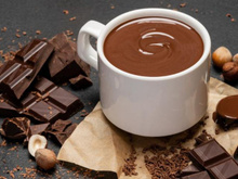 Chocolate quente com barra de chocolate (usando 3 ingredientes)