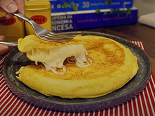 Pronto em 5 minutos: pão de queijo de frigideira é o lanche fácil e delicioso que você queria e não sabia