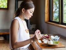 O que significa quando uma pessoa come sozinha em restaurantes, de acordo com a psicologia