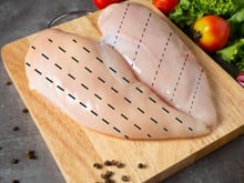 Poucas pessoas sabem, mas a forma como você corta o frango muda completamente a textura da carne